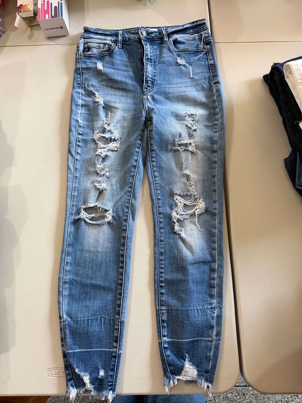 Kancan sz 28 distressed skinny jean